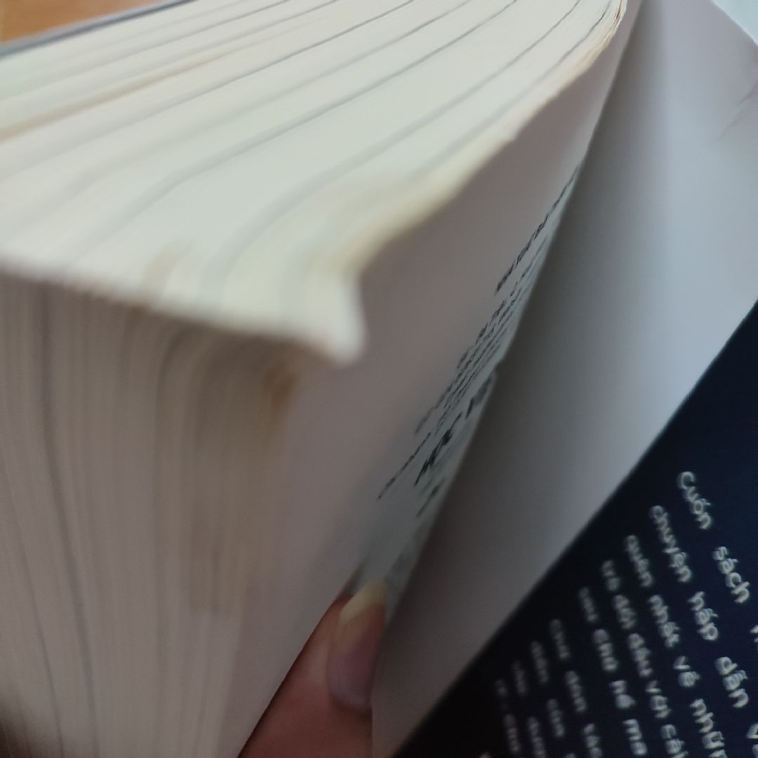 Mua quà về để tặng sinh nhật cho bản thân, mà thật sự thất vọng với Tiki. mua từ 16/8 , đến hôm nay là 30/8, tròn 2 tuần sách mới về đến tay dù dự kiến giao là 20/8. Cứ nghĩ sẽ cho vào bộ sưu tập của mình một cuốn sách hay với hình thức đẹp, nhưng không, các bạn nhìn như hình xem, ẩm, mốc, bìa nhăn nheo, xấu xí, nước ngấm vào đến nỗI vàng cả trang sách, xấu đến nỗi mình chỉ muốn vứt nó đi luôn. Mình không đòi hỏi gì ở Tiki cả, cũng không nói về vấn đề giao nhanh hay chậm vì biết là lí do do dịch bệnh, nhưng Tiki chọn một đơn vị vận chuyển để lưu kho cuốn sách suốt 2 tuần trời với đủ mọi điều kiện cực đoan của thời tiết, cùng với cuốn sách như hàng tồn kho vậy thì Tiki nghĩ về dịch vụ của mình sao ạ ? Mong Tiki sớm có phản hồi về vấn đề này.