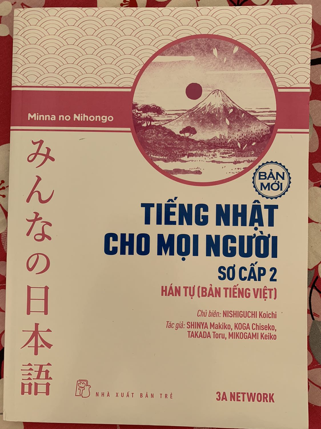 Tưởng là giấy bóng nhưng khi nhận hàng thấy là giấy nhám, sách còn màng bọc nên khá mới nhưng mình vẫn thích bản giấy bóng như tập 1 hơn.