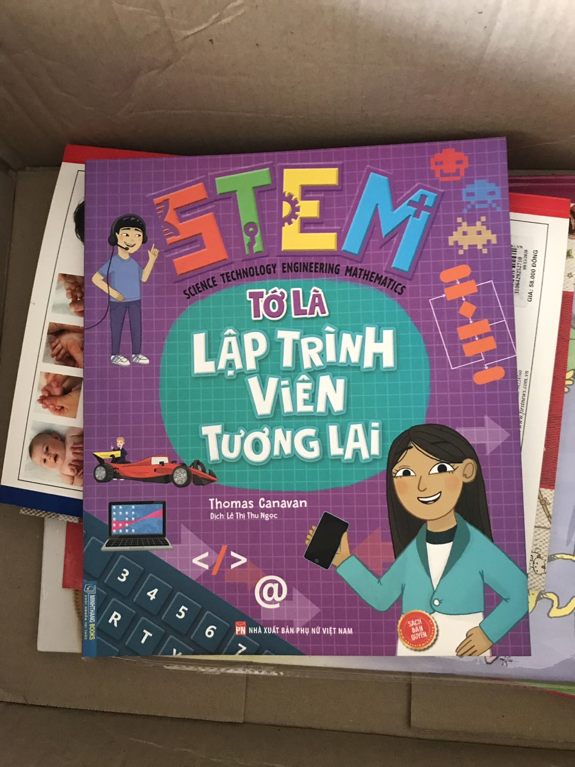 Sách hay, giúp bé hình dung về công việc của lập trình viên. Phù hợp cho bé từ 7-8 tuổi trở lên, bé nhỏ quá thì chưa nên mua.