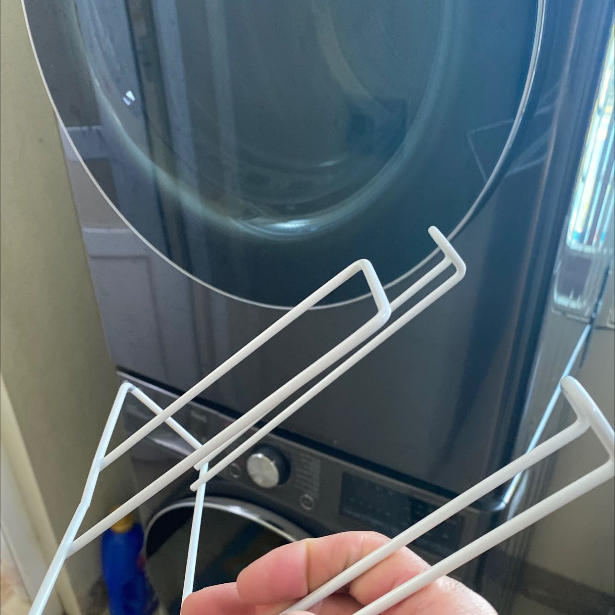 Sản phẩm làm sơ sài, miếng dán ko dán được vào tường , quá dắt so với giá trị, không nên mua