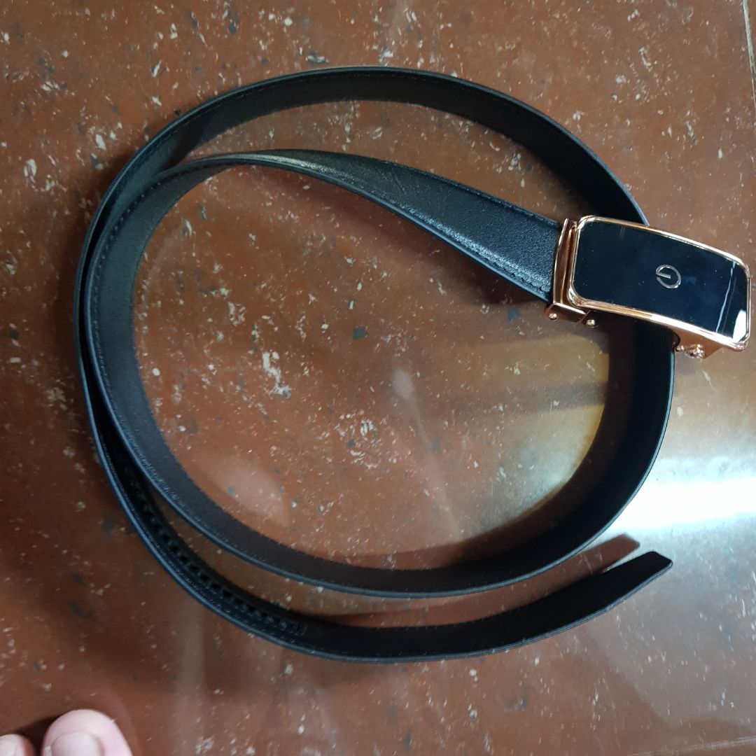 mặt dây đẹp, khá sang nhưng hơi nhỏ 1 xíu, dây mềm, phần da căng nhưng cầm thấy hơi nhẹ so với dây da bò mình đang đeo, chắc do đx xử lý phần trong nên nhẹ hơn. bền k thì chưa biết dc nhưng shop có bh 12th thì mình nghĩ ok. chỉ có điều dạo này tiki giao hàng quá là chậm luôn.