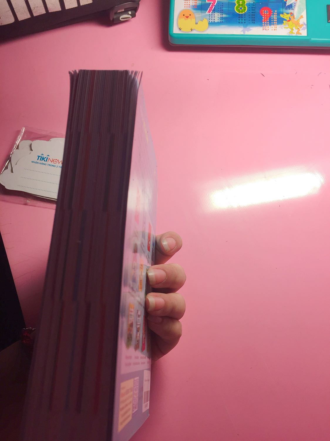 Giao hàng nhanh. Sách đẹp. Gói hàng rất cẩn thận. Mình rất hài lòng. Kèm quà tặng rất dễ thương ☺️thái độ của shipper hơi khó chịu. 158k nhưng lại thu 160k. Một chút tiền vậy không quan trọng nhưng thái độ thì không hài lòng chút nào