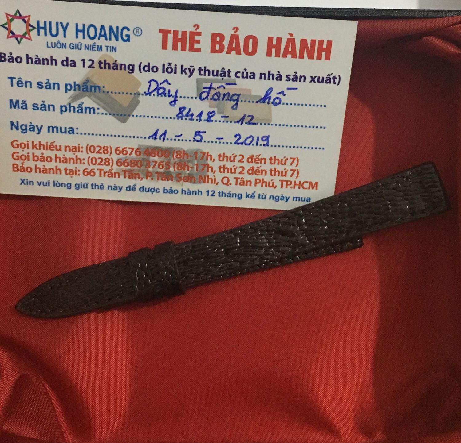 Không hiểu dây đồng hồ thế này là mình phải tự đóng lỗ để cho chốt vào hai đầu đúng không? 
Thôi cũng đáng! Tiền nào của ấy!