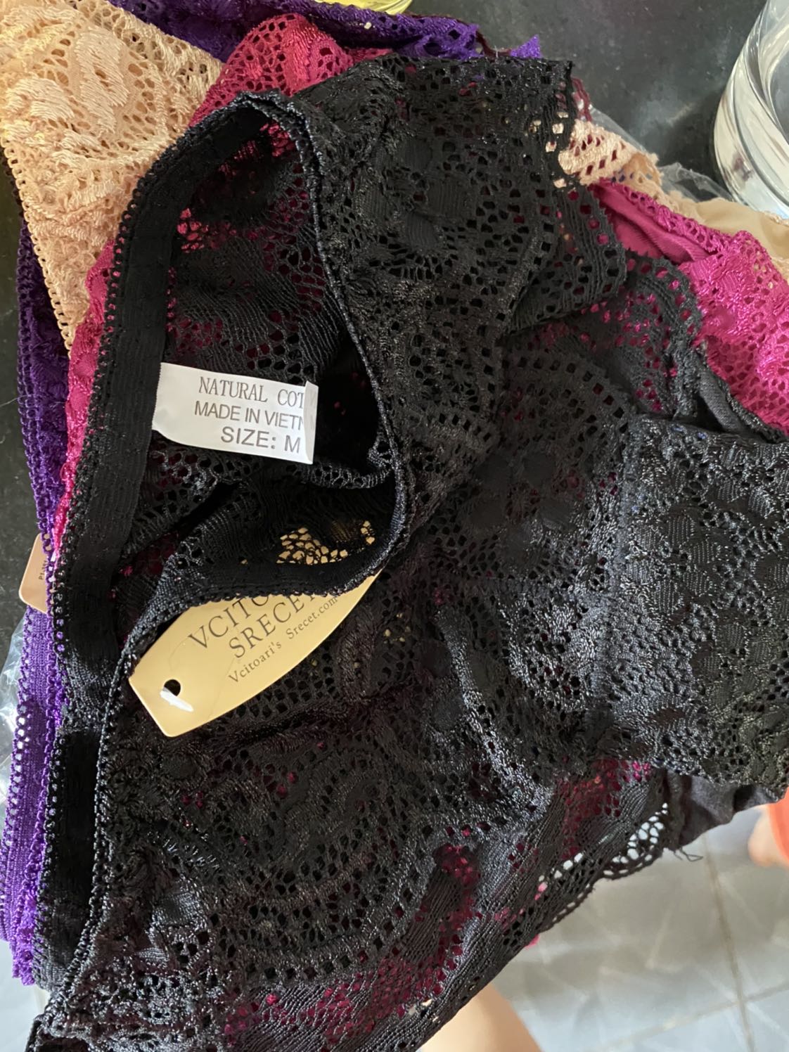 Về chất lượng thì vải đẹp. 126k/5 quần tính ra 1 quần tầm 25k là ok
Nhưng mình cho 1 sao là vì cung cách quảng cáo của sp. Đây là đồ lót, mua ở chợ ngta cũng sẽ k cho đổi trả. Nên mình đọc kỹ và thấy size tới 65kg. Nên quyết định mua. Nhưng khi sp giao tới tay thì là size M. Đồ lot nen Tiki k cho đổi trả, mà k cho chọn size, mua về đành vứt bỏ chứ đâu bận được. 1 sao vì mua xing k sử dụng chứ k phải 1 sao cho chất lượng. K biết nhận xét của mình có được duyệt k, nếu bạn nào đọc được nhận xét này thì cẩn thận khi quyết định mua. Cảm ơn tiki!