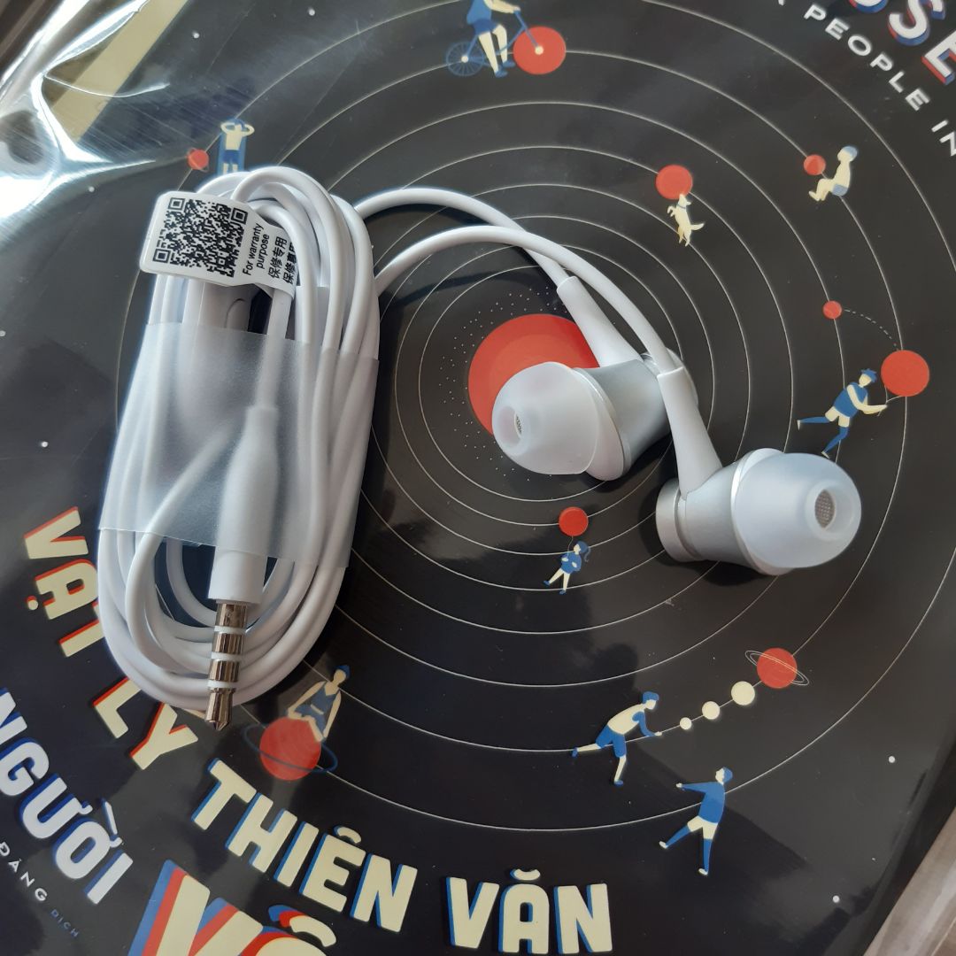 tai nghe xinh xắn giá hssv và chất lượng thì ổn áp nha mình nghe thử của em họ mình rồi mới mua. hãng có tặng kèm thêm 2 cái đệm lót tai thay khi cần nữa. Âm thanh rõ ràng ko bị chói tai nha. phù hợp với học sinh sinh viên nghe nhạc, xem phim. có nút skip nhạc và có mic nè. shipper giao hàng dễ thương lắm, tiki gói hàng ko xài nhiều nhựa nhưng hàng vẫn đầy đủ k bị lỗi gì cả. giao hàng siêu nhanh trùi ui sáng hqua đặt là sáng hnay nhận đc rồi quá là ưng đi thuiiiii