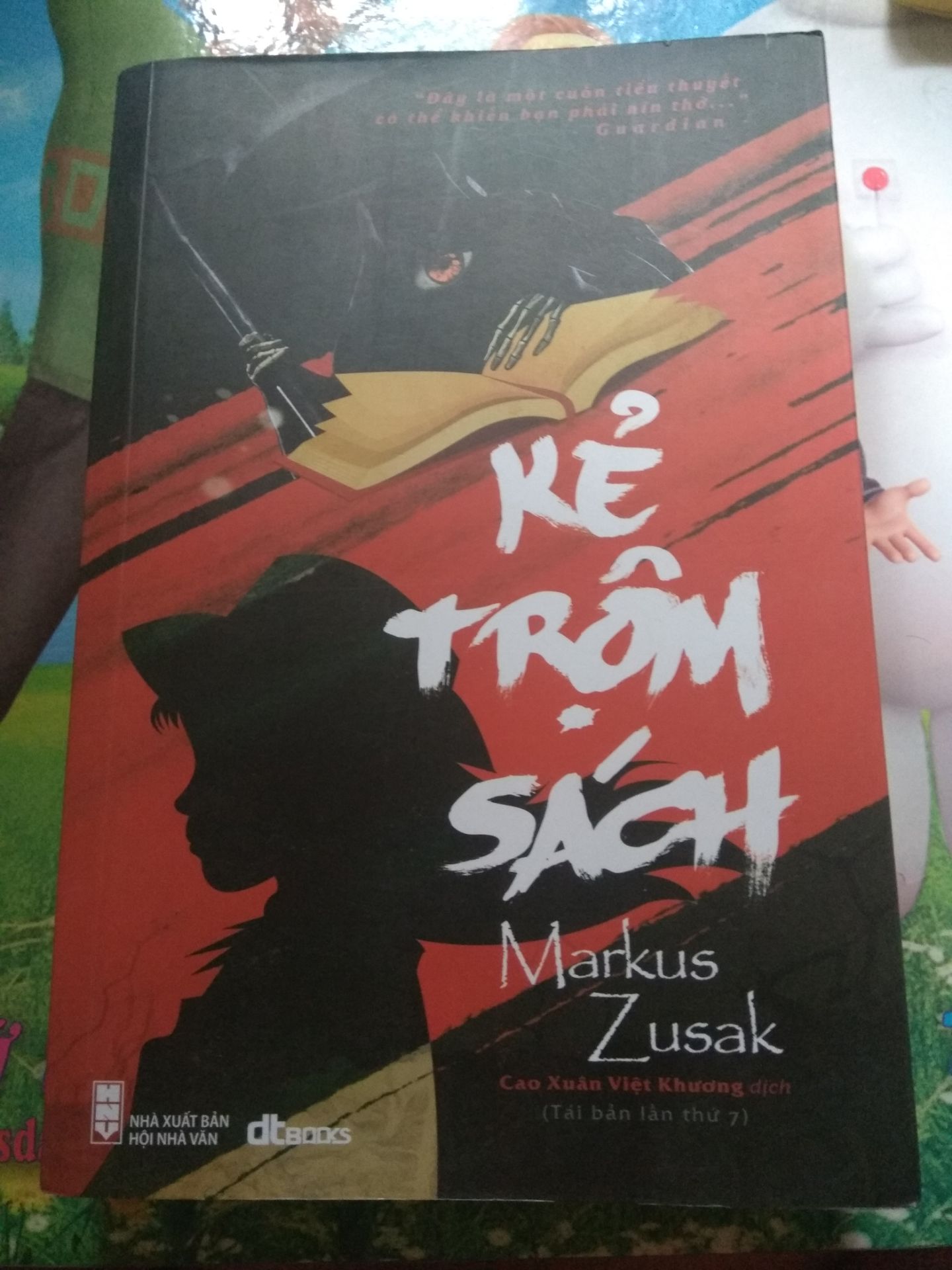 Lần đầu tiên mua sách ở tiki mà thất vọng đến vậy, lúc hào hứng mở hộp ra thấy tình trạng ***, bẩn như thế thì thật sự hụt hững. Chưa kể giao hàng lâu khoảng 1 tuần ms có sách, đến khi trao tận tay lại bị vậy. =(((((
