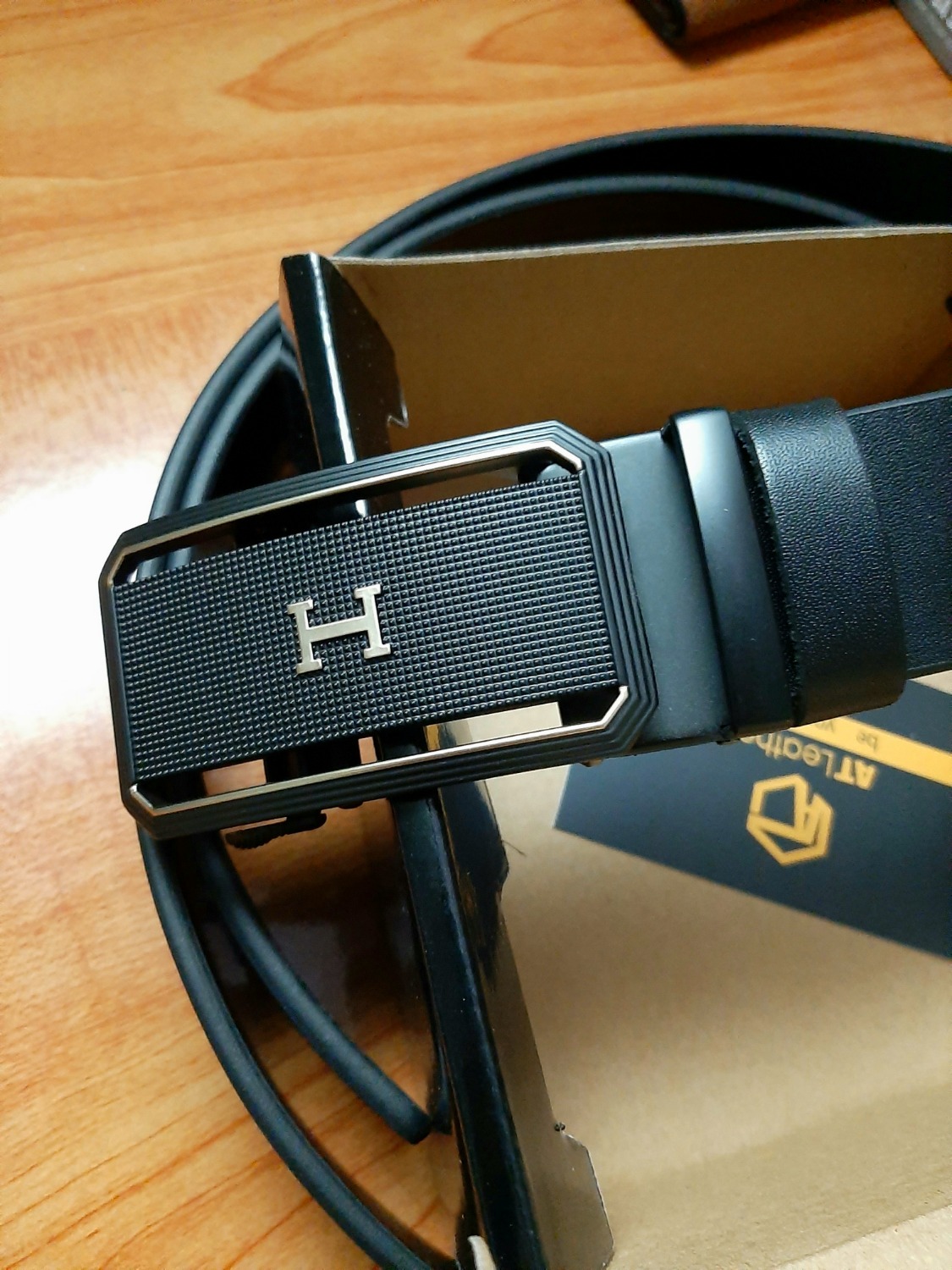 Vừa mở hộp ra, hình ảnh đẳng cấp đã đập ngay vào mặt. Mặt dây kết hợp hài hòa giữa màu đen nhám huyền bí và họa tiết vàng sang trọng. Vừa cầm lên đã cho cảm giác rất tốt. Chọt dây vào lỗ, kéo rẹt một cái cực phê thì phát hiện mình quá gầy, lại phải nghiên cứu cắt đầu dây ngắn bớt mới đeo vừa. Nhờ cắt ra mới thấy chất liệu dây quá tuyệt. Nói chung đáng đồng tiền bát gạo.