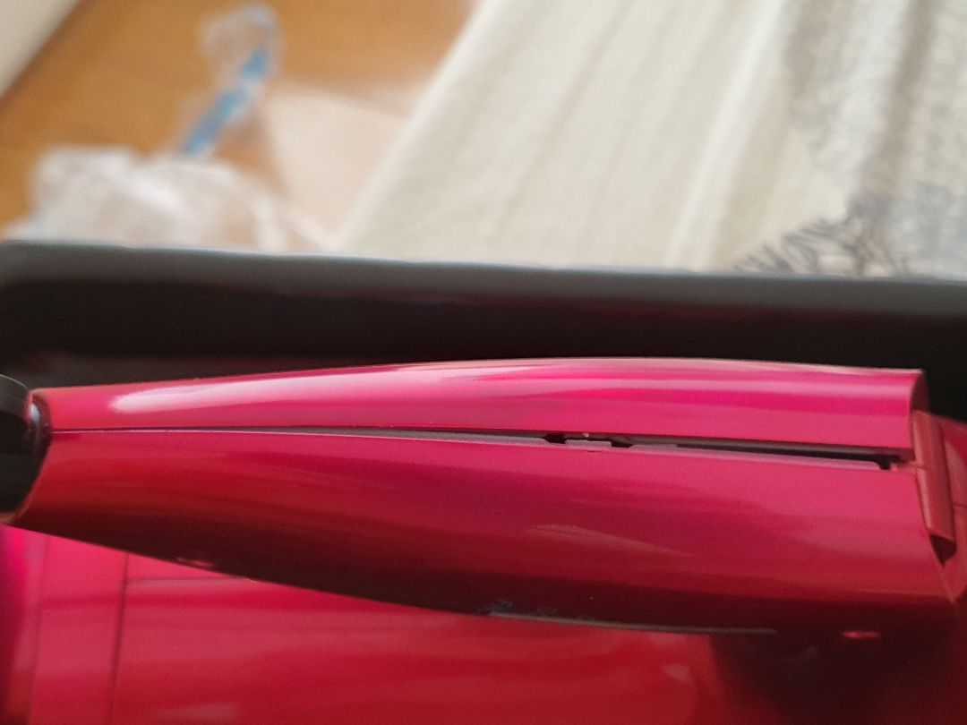 nhận được cái hộp nhìn  bị trày hết 1 góc, hi vọng k sai, nhưng mở ra thì thấy máy như sử dụng rồi, trày, tay cầm thì bị tét ra, mở ra cầm thì tét to hơn. Hàng mắc tiền mà như đồ mã vậy! yêu cầu tiki hoàn tiền, mình mua cái khác!