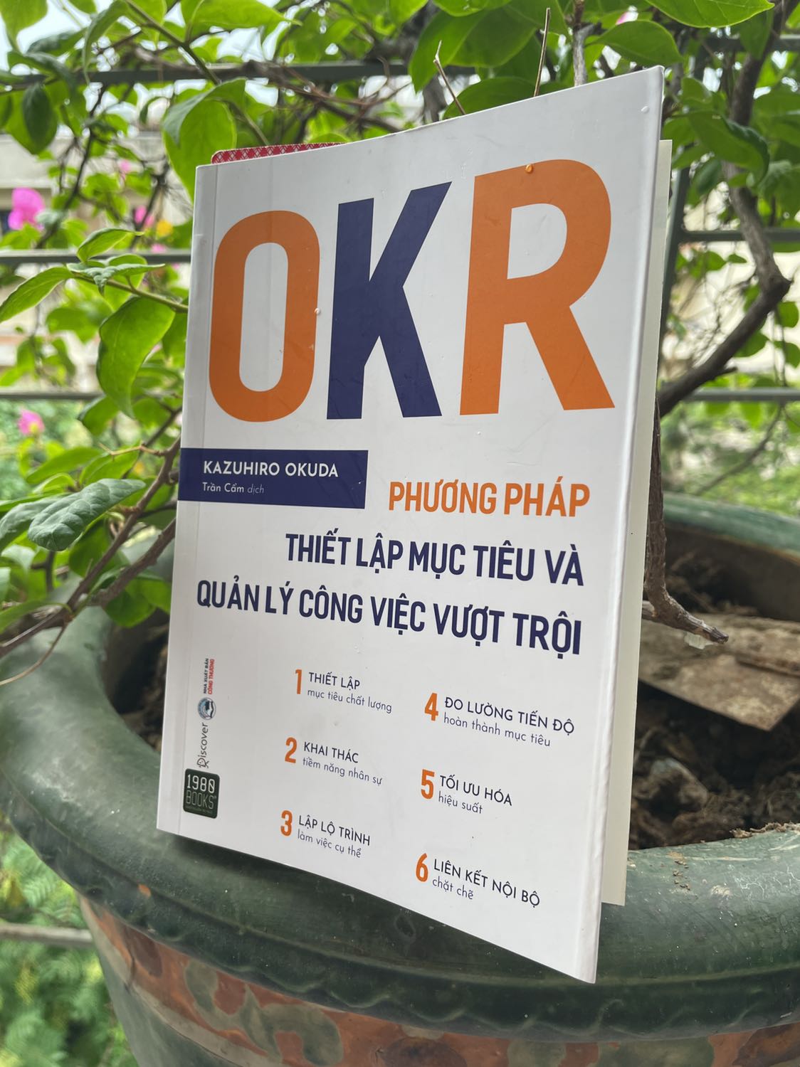 Sách rất ok, cụ thể để có thể triển khai tốt. So với "làm điều quan trọng" của John Doerr, thì cuốn này mang tính thực hành nhiều hơn, khuyến nghị nếu bạn đã đọc Doerr mà hoang mang chưa biết cần phải làm gì!