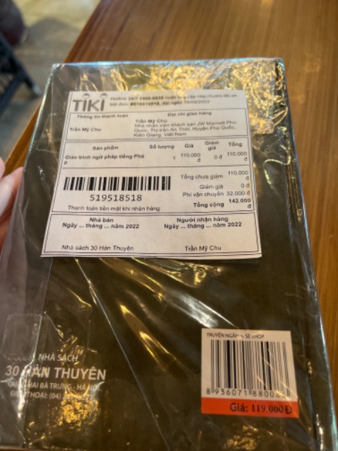 Mình đặt giáo trình ngữ pháp tiếng pháp mà nhận được là truyện ngắn. Tổng tiền mình trả là 142.000 trong khi giá trên bìa chỉ có 118.000, mình cảm thấy nhà sách không trung thực khi giao sách cho khách hanhg