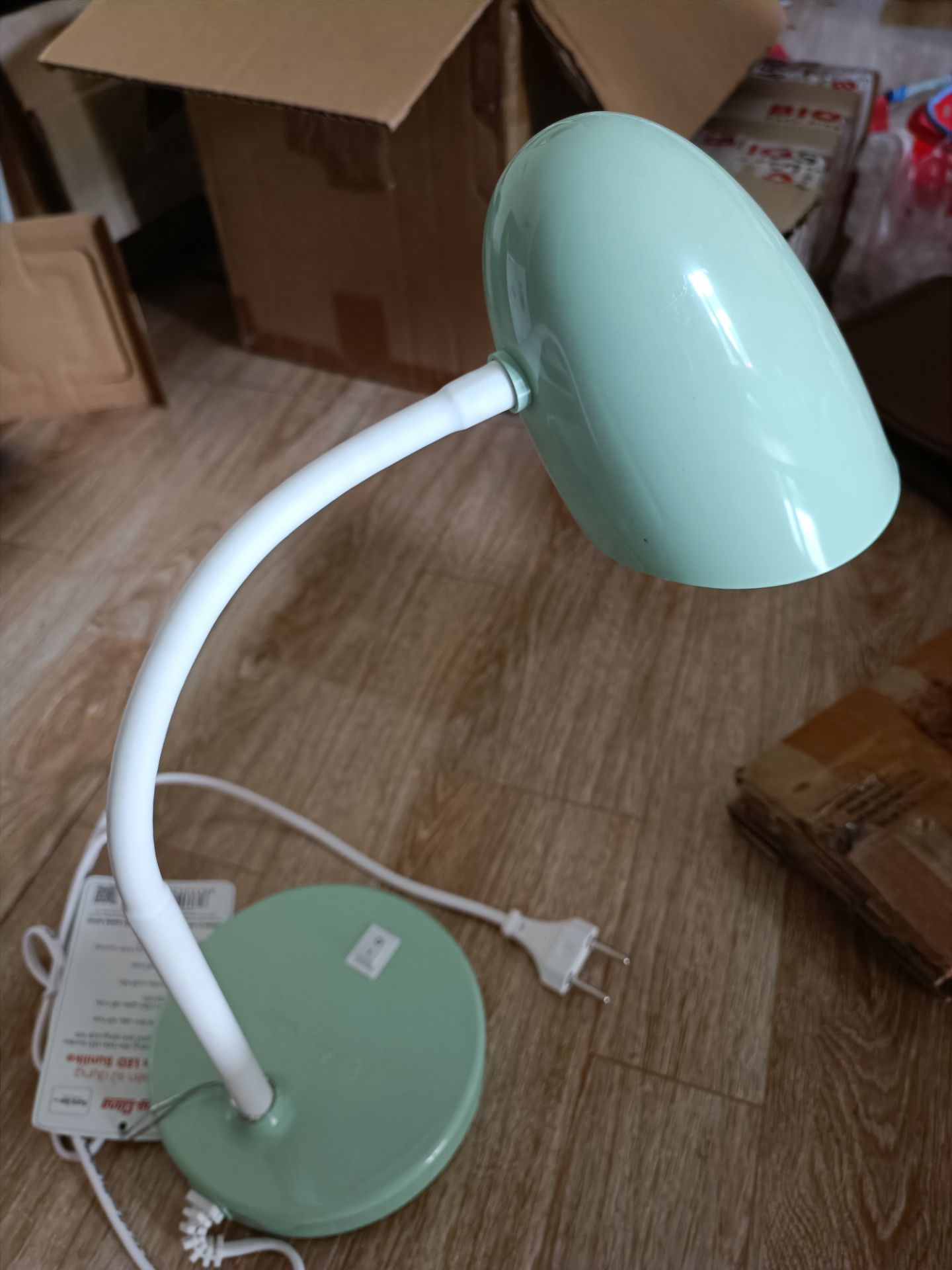 giao màu ngẫu nhiên nhưng lại đúng màu mint mình thích nhất:)) đèn cắm điện vào sáng đúng chuẩn đèn ko phải bàn cãi🙂