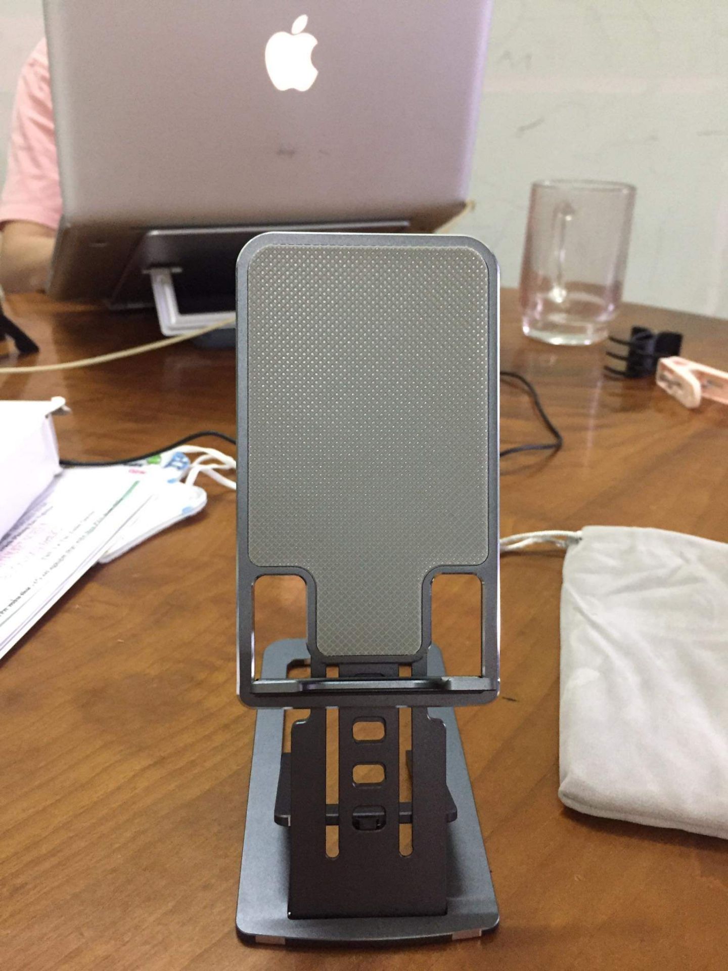 Hàng bọc tới tay chắc chắn. Đúng hợp kim chuẩn. Có thanh trượt điều chỉnh cao thấp nên rất tiện. Nhỏ gọn và mỏng nên có thể mang đi bất cứ đâu. Kèm theo túi bọc tránh trầy xước với các đồ vật khác nên càng tiện hơn. Nên mua nhé mọi người ??. Cảm ơn shop nà.