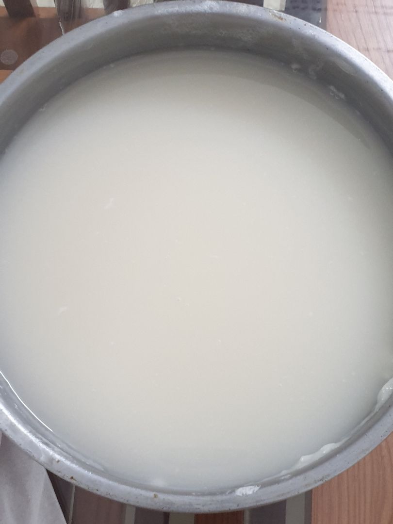 Tham khảo rất nhiều loại cuối cùng chọn bluestone vì giá tốt đẹp, gọn. Kinh nghiệm của mình làm sữa bí đỏ, sữa gạo, ngô, đậu nành thấy máy khá nhanh, êm. nên đọc kỹ hướng dẫn, nấu vs nc ấm sẽ nhanh hơn. về vấn đề xác ( bã) hạt mình thấy xay rất nhuyễn luôn, nên ngâm đậu để duy trì độ bền máy. mình ko thích uống nhiều xác nên mình lọc dù n rất mịn, mấy bạn trc kêu nhiều xác mình cũng ko hiểu😆 vì loại nào nhiều là do hạt n có sẵn bã rồi, vấn đề xay nhỏ mịn ko. Rất mịn nhé, ko đc đổ đg vs sữa đặc vào vì mình thử 1 lần bị xém đáy =))) vì máy nhỏ gọn nên tích hợp bp điện tử hết trên đầu và thân máy nên vệ sinh rất cẩn thận Thành phẩm đây khoe luôn. hihi rất ưng và giao siêu tốc dịch vẫn 2h là tới