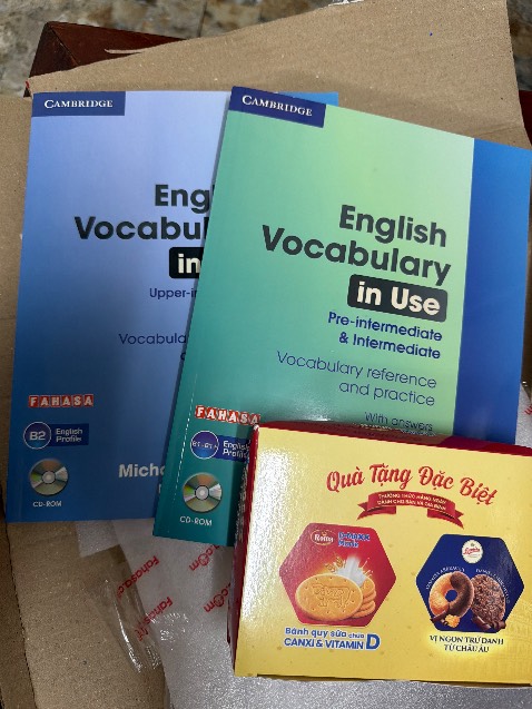 Mua sách được tặng bánh, nhà sách fahasa quá dễ thương. Vocab tinh gọn, dễ học và số lượng từ cực chất lượng.