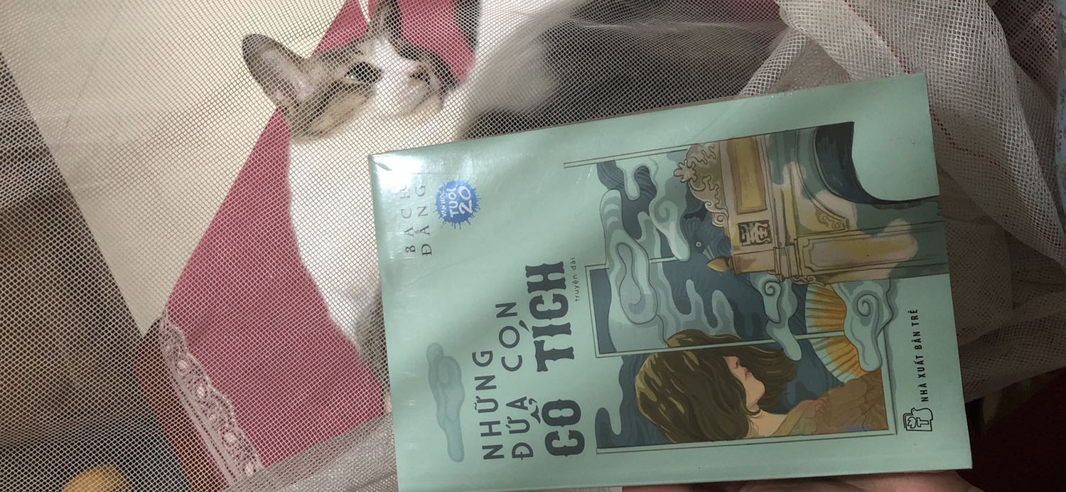 Tìm mua Nhân gian nằm nghiêng của Đặng Hằng mà hết mất rồi, quẹo lựa tìm hiểu cuốn này thấy lấy chất liệu là cổ tích Việt Nam thì thôi đúng gu mình rồi. Ai thích cuốn Cổ tích cho ngày mới của Lê Minh Hà thì nên tìm hiểu thêm cả cuốn này nhé. Rất thích những ngòi bút trẻ tìm hiểu và làm mới, làm hấp dẫn hơn những gì thuộc về lịch sử, dân gian Việt Nam. Trẻ bao sách rất kỹ nên đến tay mình thì sách vẫn còn mới nguyên, trộm vía =)))