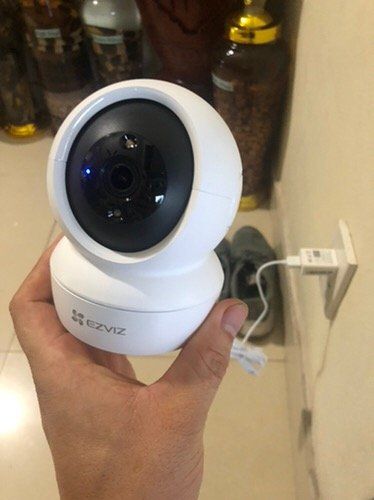 Giao hàng nhanh cực, mới đặt hôm nay mai có rồi. Camera đóng gói chỉn chu, nhìn xịn sò, kết nối bằng app đơn giản, có giọng bằng tiếng Việt luôn. Vote shop 10 sao lun