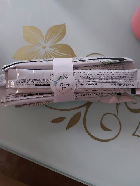 So với loại hũ thì đánh giá cao loại này hơn, vì loại này 1 gói chỉ có 10ml, vừa đủ dùng, thể tích cũng nhỏ nên tính tiện dụng hơn loại hũ. Mùi vị của gói thì gần với các vị thông dụng đang phổ biến trên thị trường VN hiện tại, nên dễ sử dụng.
Shop đóng gói đẹp, đối ứng dễ thương