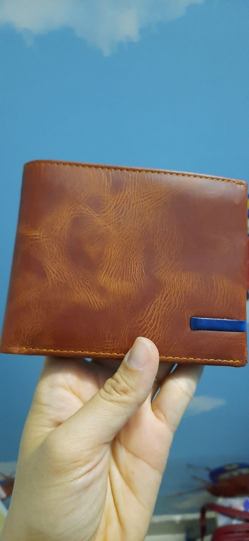 Giao hàng nhanh, có nhân viên CSKH gọi để đánh giá nhân viên shipper, đặt hôm trước hôm sau có. Giá tầm trung, mẫu mã đẹp chất da thì vừa phải không cứng quá không mềm quá.