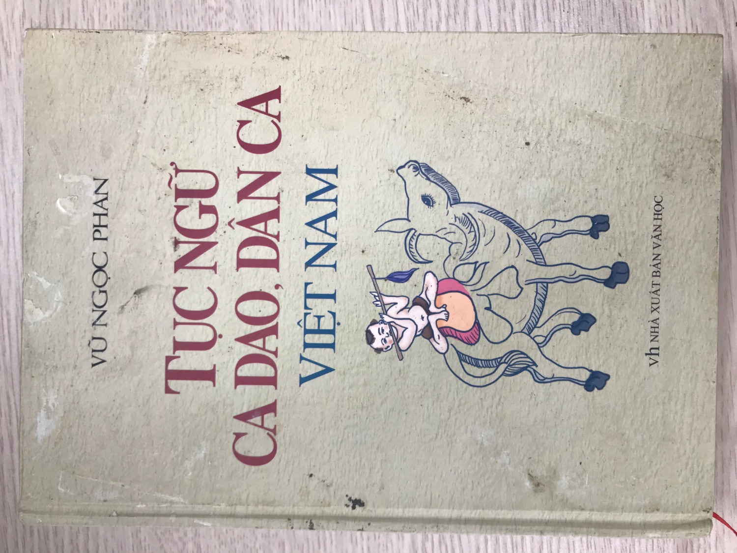 Mình là khách hàng thường xuyên của Tiki, đặc biệt là sách. Nhưng mấy đơn hàng gần đây của mình đều như từ hiệu sách cũ lôi ra giao cho khách hàng. Có quyển thì bìa hơi bẩn - thôi thì tạm chấp nhận, coi như quá trình đóng gói vận chuyển nhỡ tay. Có quyển thì dán cả giấy tomy lên bìa trước của sách, xong tiki lại bóc cái giấy tomy đó ra nhưng bóc chỉ hết  1/3, còn lại 2/3 vẫn còn lem nhem trên sách. Lần này thì thực sự tệ. Mình mua quyển "Tục ngữ ca dao, dân ca VN" bìa cứng mà cả bìa trước lẫn bìa sau đều dính bẩn nhiều chỗ lem nhem, ẩm mốc bong chóc cả lớp nilon mỏng tráng trên bìa,  từ trang 597 đến trang 624 thì bị gập mép. Không hiểu sao sách như thế mà Tiki vẫn đóng gói để giao khách hàng. Thực sự không rõ tiêu chuẩn sản phẩm, quy trình kiểm tra và việc đào tạo nhân viên về chất lượng sản phẩm của Tiki như thế nào.