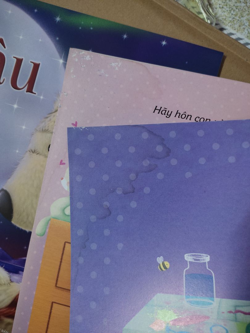 Sách có dấu vết từng bị thấm ướt góc, kiện giao hàng nguyên vẹn nên lỗi này chỉ có thể khâu bán không kiểm tra hàng. Và vì mình cũng ko có nhiều thời gian nên ko hoàn đổi.