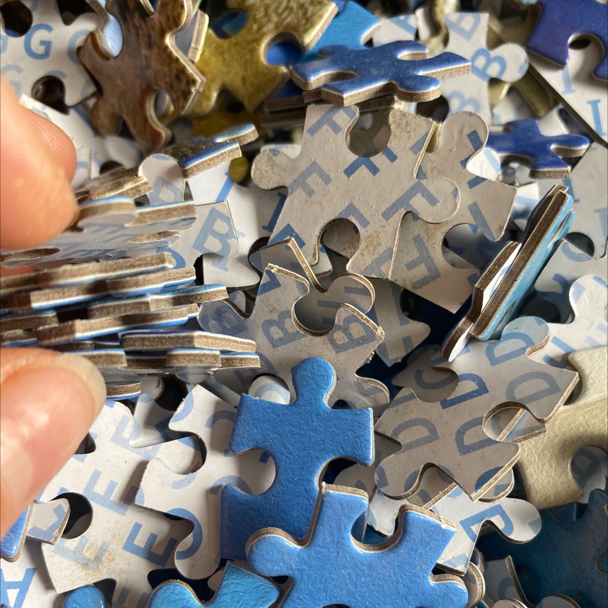 Gỗ con khỉ đây mà miếng gỗ à ? Treo đầu dê bán thịt *** à ? Đây bằng chất liệu giấy nện chứ gỗ gì ? Mắc *** rồi