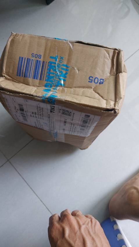 Thùng hàng khi giao thì bị móp, đóng gói cẩu thả sơ xài và sách bị cong gắp khi giao, nhân viên nữ trợ lý cá nhân thì thiếu sự chủ động kết nối với bộ phận đóng hàng khi khách yêu cầu, cô ấy phớt lờ yêu cầu và chỉ trả lời cho xong rằng cô ấy không liên quan đến đóng hàng, cá nhân tôi rất trân trọng từng quyển sách lúc mua.....khi nhận hàng khiến tôi cảm thấy rất thất vọng và nói chung dịch vụ khá tệ