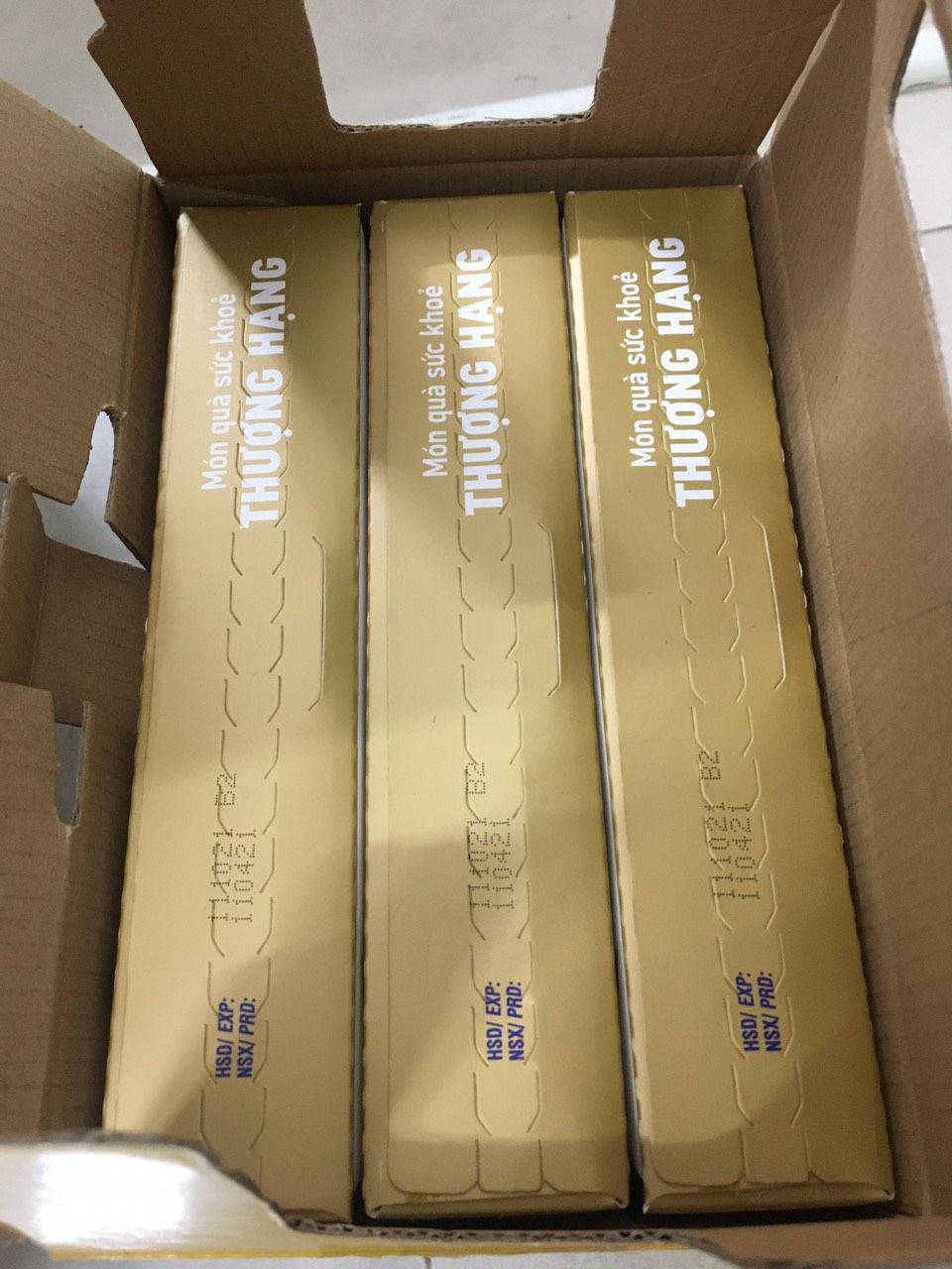 Giao hàng đảm bảo chất lượng, cho shop 5*. Cho tiki 1*. Thời gian dự kiến giao hàng là ngày 27/04 mà giao hàng ngày 24/04, vậy sao không điều chỉnh ngày giao hàng vào ngày 24 luôn đi. Giao hàng không kịp trở tay mà. Giao hàng nhanh cũng tốt mà nhanh quá thì lấy chịu được không. Đề nghị hỗ trợ chỉnh lại thời gian giao hàng đi.