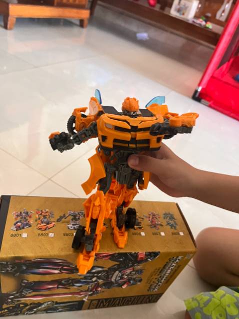 Đặt hàng con Optimus mà lại giao con Bumblebee. Shop xem lại nha, con mình thích con đó nên mới đặt mua, giờ lại giao con khác