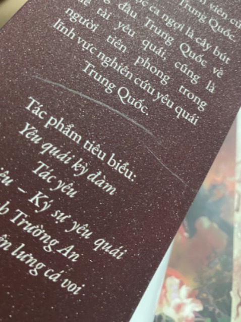 Mua sách 50% vì nội dung, 50% là do cái bìa nó đẹp mà nhận hàng bóc seal thấy bên trong sách bị lỗi bìa vậy mình rất không vui! Uổng công trông ngóng