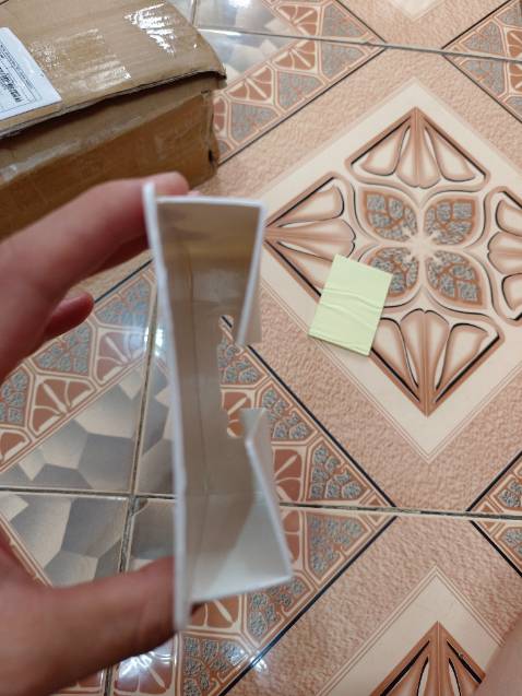 Hàng gia công xấu, thừa nhiều mẩu nhựa. Bị ọp ẹp dập vào trong. Mặt lưng ko dán sẵn tấm dán, phải tự dán tấm rời đi kèm.