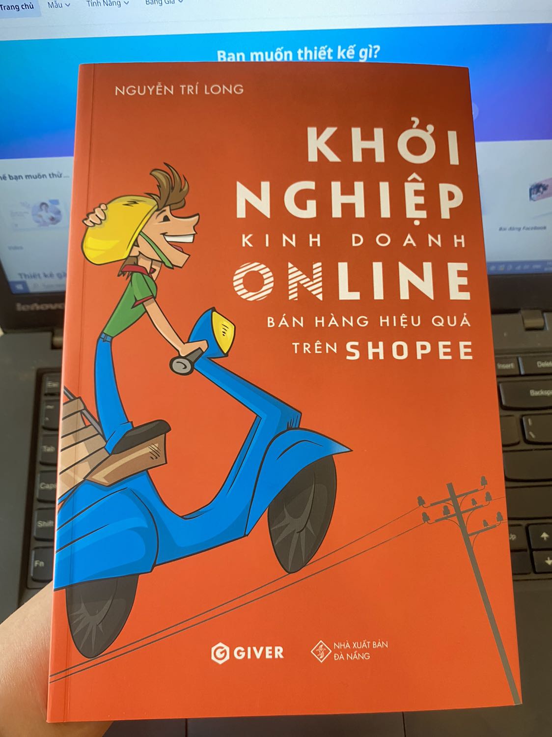 Trước mình là sinh viên muốn kinh doanh thêm nhưng không hiểu sao mãi không có đơn. Từ hôm đọc quyển này xong mới hiểu 1001 thứ mình không làm đúng và song song là cách làm đúng + tốt hơn 😱  Đây sẽ là quyển sách gối đầu nằm cho mình trong thời điểm khởi nghiệp kinh doanh *** 😁 Sách dễ đọc, thơm, chịu, triệu like.