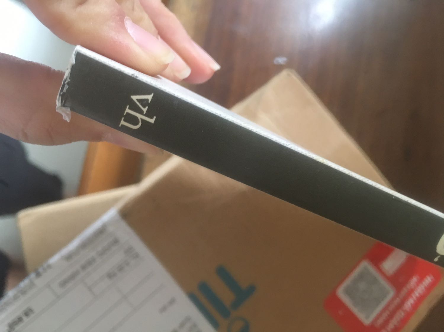 Nhìn sách trông cũ và hơi bẩn. Còn bị cong nữa. Nhờ nv hỗ trợ trả hàng ạ