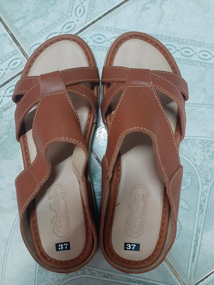 Giao hàng nhanh. Dép như hình, đúng size mang vừa vặn. Mn nên mua