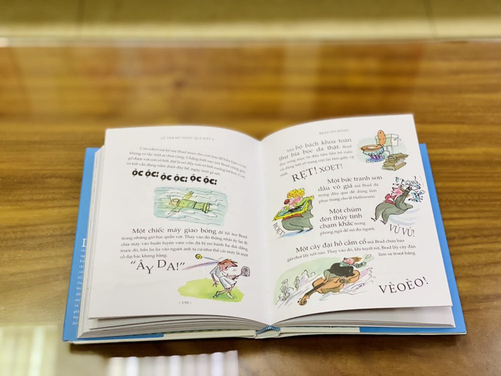 - Tiki giao hàng sớm hơn dự kiến. Khâu đóng gói vẫn còn lỏng lẻo, hộp to nhưng không có giấy chèn. Một quyển được bọc giấy nylon trong (loại học tập học sinh) khá chắc chắn. Nhìn chung sách không bị hư hại gì đáng kể. 
- Sách bìa cứng, khổ vừa, có áo bìa, chất lượng giấy tốt. Sách được in màu toàn bộ, hình ảnh minh họa hài hước. Nội dung tập 2 tương tự như tập 1, những đứa trẻ hư và rắc rối chúng gây ra. 
- Giá mình mua đã giảm khá nhiều so với giá bìa nên mình thấy xứng đáng với một quyển sách chất lượng như thế này.