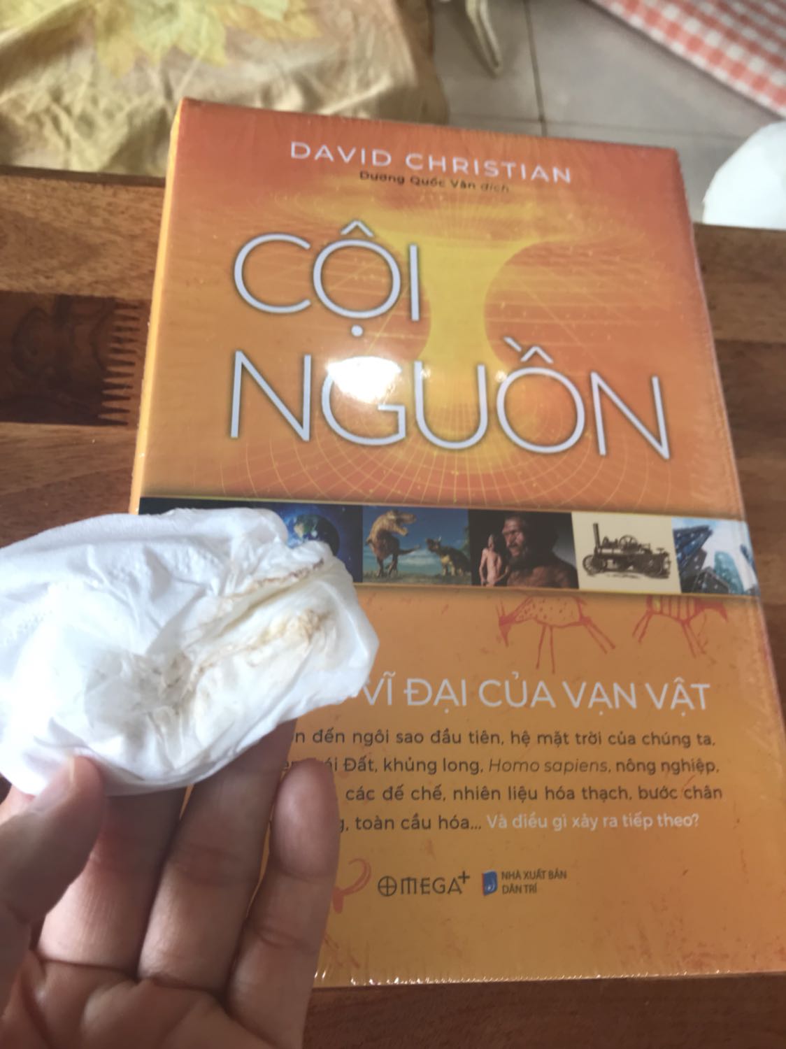 Chưa đọc nhưng sách cũ bụi quá shop. Nên lau qua rồi hãy giao . Gãy góc vậy nên sale là đúng rồi.