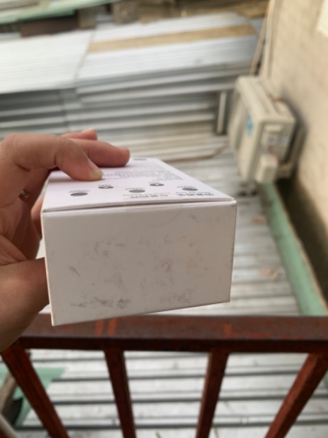 Nhận hàng vô cùng thất vọng vì không phải hàng chính hãng, muốn yêu cầu đổi trả. Chỉ mới khui hộp bao bì bên ngoài ra là đã biết không phải hàng thật nên không khui sản phẩm ra. Mình đặt hàng 2 máy giao cùng ngày của 2 shop khác nhau thì đơn hàng này không đúng hàng chính hãng, rất mong tiki thu hồi lại sản phẩm. Cảm ơn