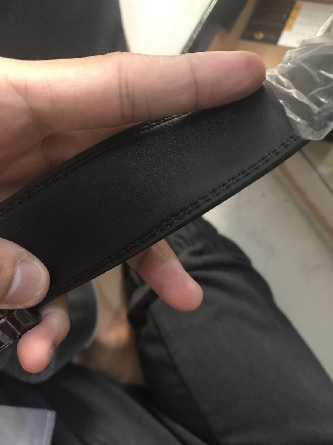 Dây đẹp, đường may ổn, chắc! Hộp đựng cũng khá là chắc chắn! 5 sao cho mặt hàng!!

Tuy nhiên chấm tiki 1 sao về dịch vụ ship. Mình đặt đơn hàng vào ngày t7 12/12 và thấy giao hàng ghi rõ ràng là "giao vào ngày thứ 4" chứ không hề ghi là giao vào khoảng thứ 4 nên mình mới đặt để đến thứ 4 mình có ở nhà nhận hàng. Tuy nhiên mới hôm chủ nhật 13/12 mình có việc bận, nhà mình thì đi hết, shipper gọi điện kêu mình nhận hàng mà ko hề gọi hỏi trc là mình có ở nhà hay là không???? Đã vậy còn nói đơn này của mình dời 2 lần rồi???? Xong mình cũng nhẹ nhàng nhắc shipper chắc anh lộn, không ấy làm phiền anh chuyển qua ngày khác giao giúp em được không, mai cũng được, anh shipper ậm ờ một hồi rồi nói ok xong cúp máy luôn???  Xong chốt đơn dời ngày giao hàng là thứ 2, làm mình bỏ dở cả 1 buổi sáng t2 chỉ để chờ do nhà mình ai cũng đi làm hết, không có ai ở nhà cả. Thật sự Tiki nên xem lại vấn đề giao hàng này để sửa đổi, nâng cấp dịch vụ của mình tốt hơn!! 

Nên là 5 sao cho hàng và 1 sao cho dịch vụ ship!