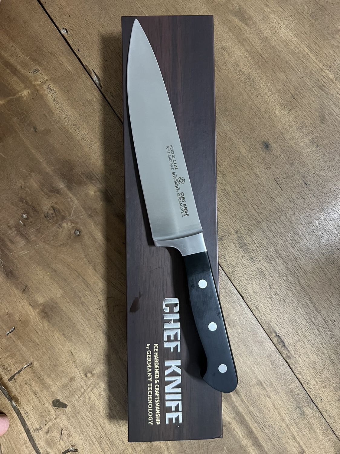 Dao đẹp, trong hộp nhìn rất ok nhưng cán tay cầm hơi to, cầm lâu sẽ mỏi tay. Chưa sử dụng nhưng nghĩ dao sẽ bén