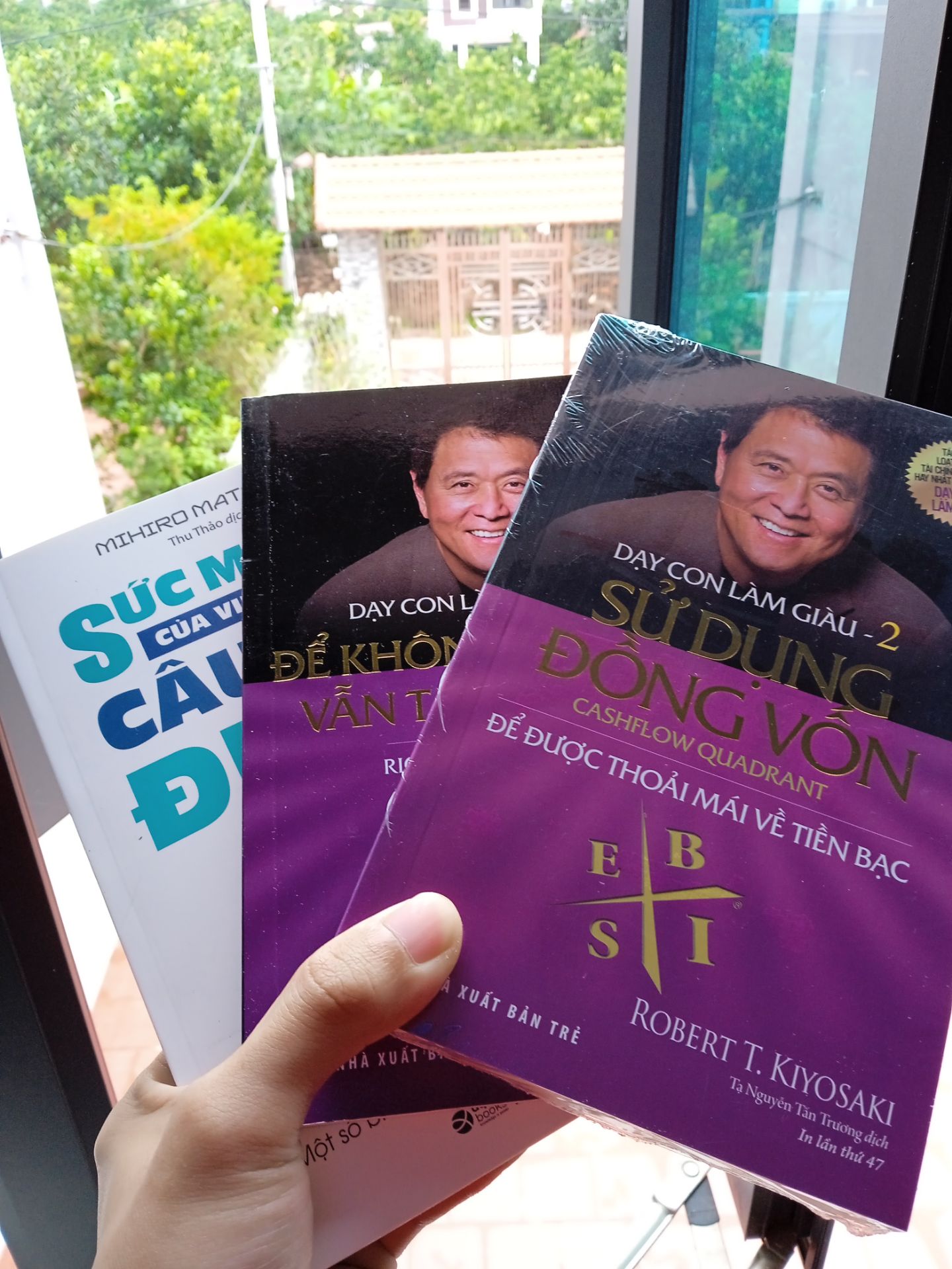 mk có đặt 3 quyển thì có 1 quyển có bóng kính nhưng 2 quyển kia lại ko có. Nhưng sách rất mới, có điều shop nên bọc thêm cái gì đó bên ngoài chứ ko là giao đến tay phần góc của sách hơi móp.