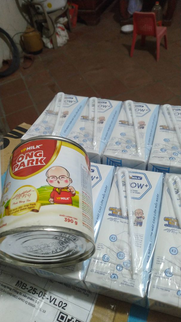 sữa hoàn nguyên ko phải sữa tươi nha MN ! đạm 2.8g ! ít đường date mới ! có tặng kèm hộp sữa ông pack