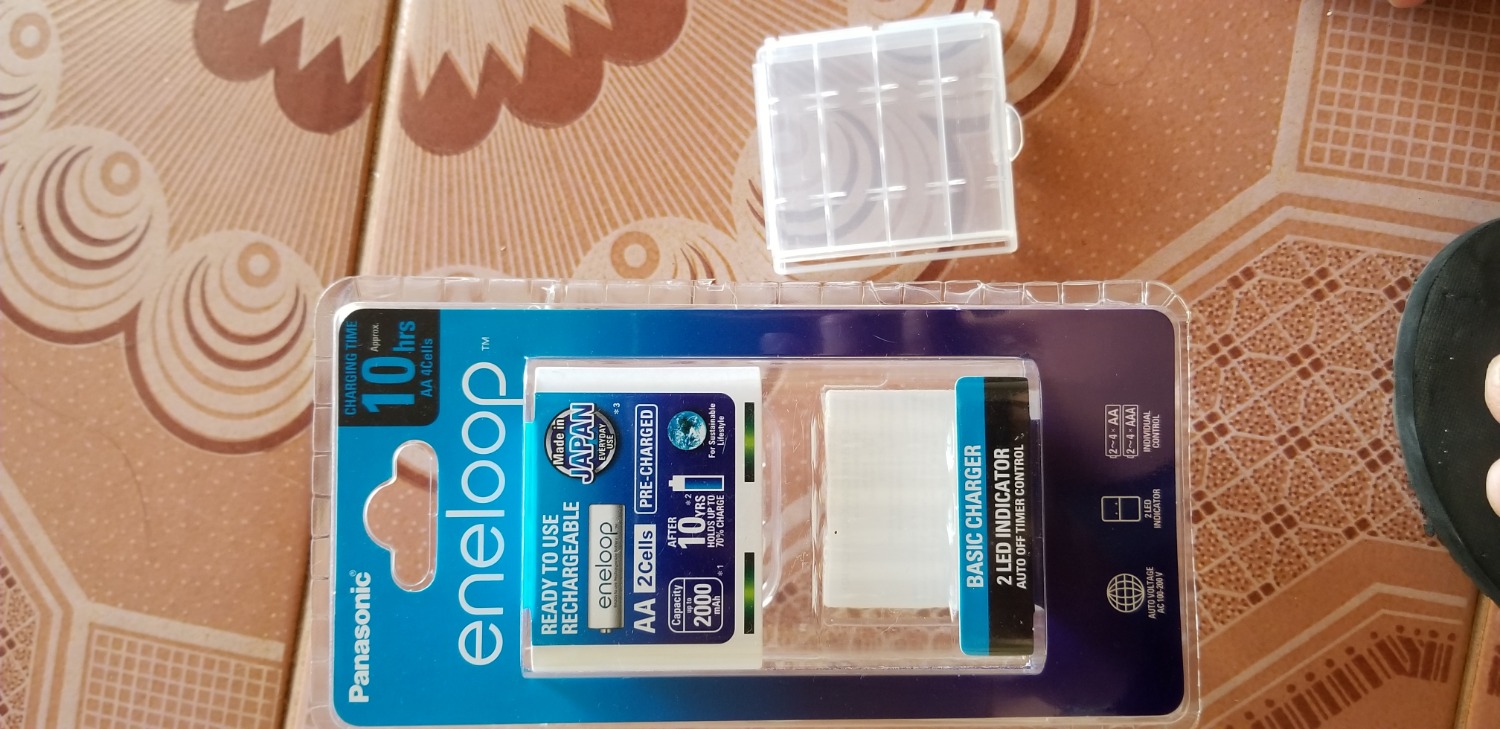 Bộ pin sạc được bọc và gói cẩn thận.
Mẫu mã đẹp, sắc nét và đầy đủ phụ kiện.
Pin đã được sạc sẵn nên có thể dùng ngay khi tháo ra khỏi hộp.
Dùng thử với đèn pin thì độ sáng không thua kém khi so với lúc dùng pin alkaline mới (điện áp 1.5V) dù thông số điện áp của pin là 1.2V.
Độ bền thì phải chờ thời gian xác nhận vậy.