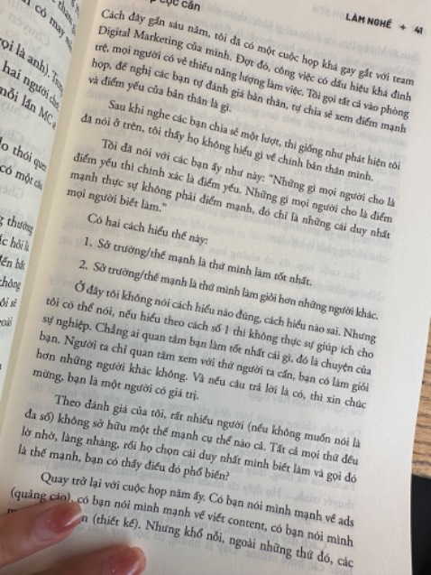 Hôm nay mới đọc xong để lên review. Cuốn sách rất hay cho những bạn làm content nói riêng và Mkt nói chung, đặc biệt là những b đã có chút kinh nghiệm. Sách cũng trình bày khá "lạ" nữa :)) Nhiều câu chuyện đọc xong thấy vỡ ra nhiều thứ hay ho. Hi vọng sớm đc đọc cuốn về xây dựng THNC của anh chủ quán trà đá :)))