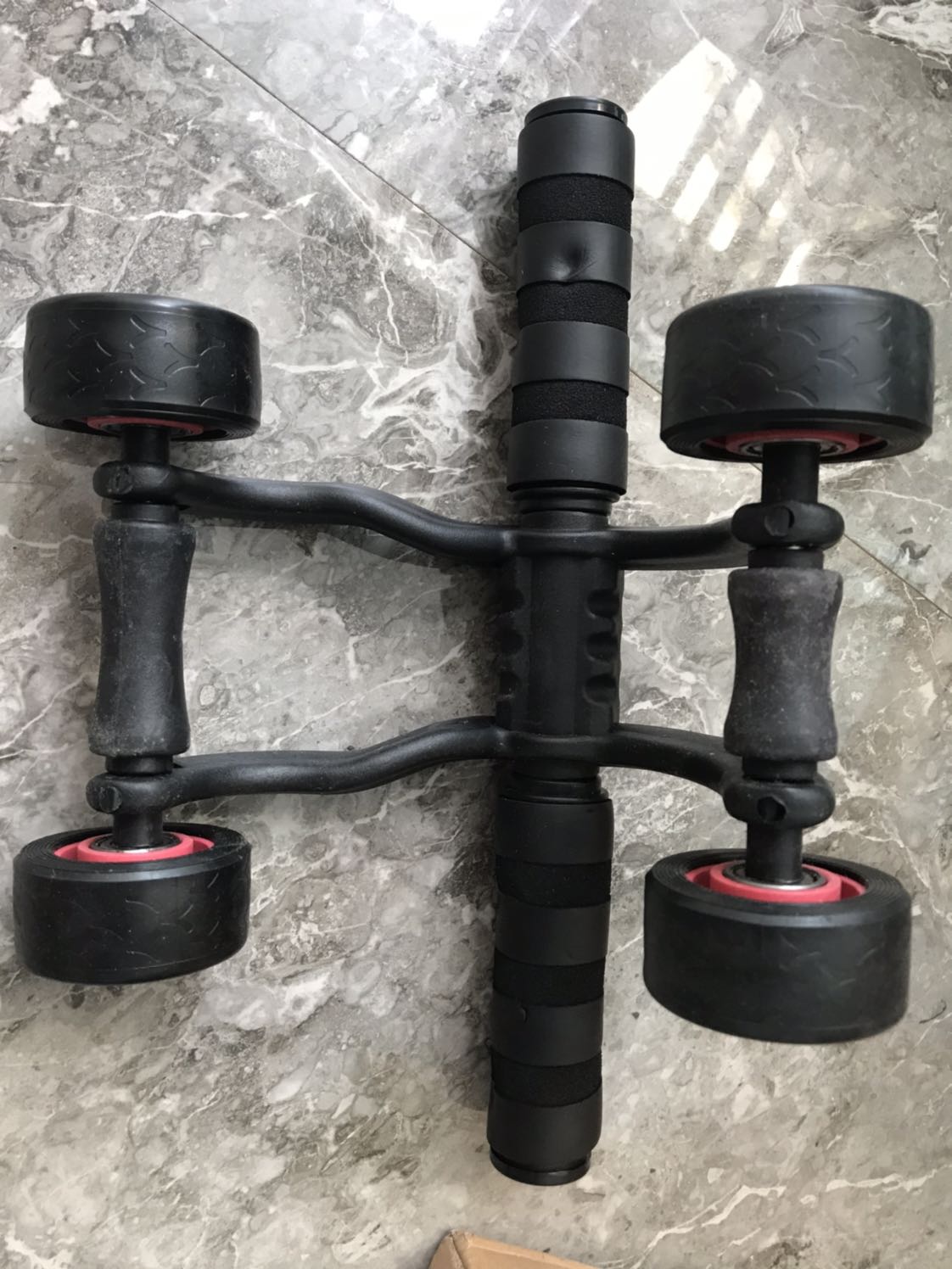 Mình vừa nhận được hàng mới đặt chiều qua. Thấy Tiki giao hàng rất nhanh, đóng gói cẩn thận. Mình cũng mua nhiều hàng trên Tiki và luôn ủng hộ. Nhưng lần này mình thấy hơi thất vọng vì hàng cũ, rách và bụi bẩn. Đề nghị Tiki kiểm tra lại giúp mình, nếu được cho mình đổi lại hàng mới thì tốt.