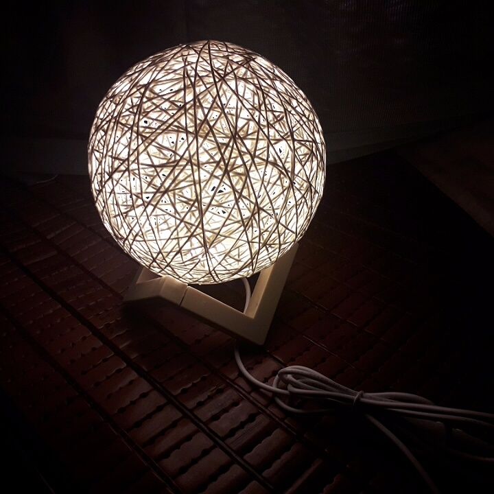 Lúc đầu, đặt mua, hơi lo nhưng đổi lại, nhận được sản phẩm rất ưng ý, không chê vài đâu được:
☆ Giao hàng nhanh, shiper vui vẻ, thân thiện.
☆ Hàng đóng gói cẩn thận, mới.
☆ Quả cầu tròn trịa.
☆ Đèn sáng.
☆ Có kèm nút điều chỉnh độ sáng, tối.
Chỉ xót là giá hơi cao. Có lẽ là "Tiền nào, của nấy".