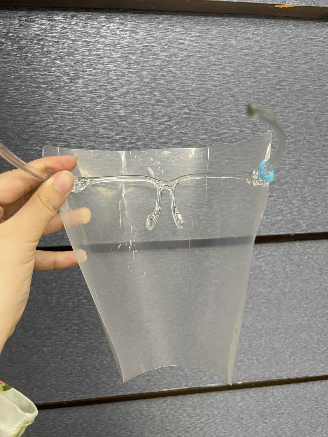 ko hề có kính nào hết, chỉ có gọng và một miếng nhựa bể, đeo lên ko hề trong suốt như trong ảnh là sao trời đất ơi 60k cũng là tiền chứ bộ ko hề có kính nào hết, chỉ có gọng và một miếng nhựa bể, đeo lên ko hề trong suốt như trong ảnh là sao trời đất ơi 60k cũng là tiền chứ bộ