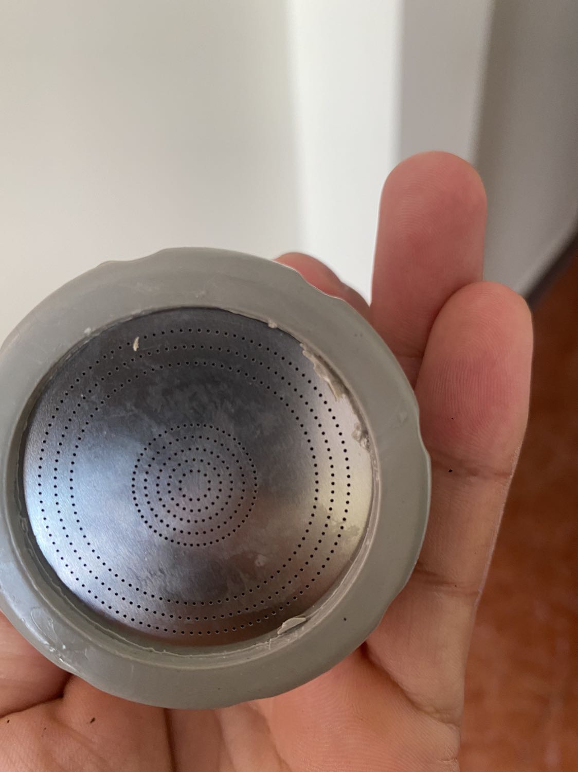 Lần đầu tiên phản ảnh với tiki vì mọi lần đếu rất tốt. Mua hàng mới mà giao hàng kiểu này. Mới mở ra như hàng cũ. Thử rửa sử dụng cũng ko sạch. Nói 3 chế độ mà hư hết 1 chế độ. YÊU CẦU ĐỔI TRẢ GIẢI QUYẾT GIÚP.!