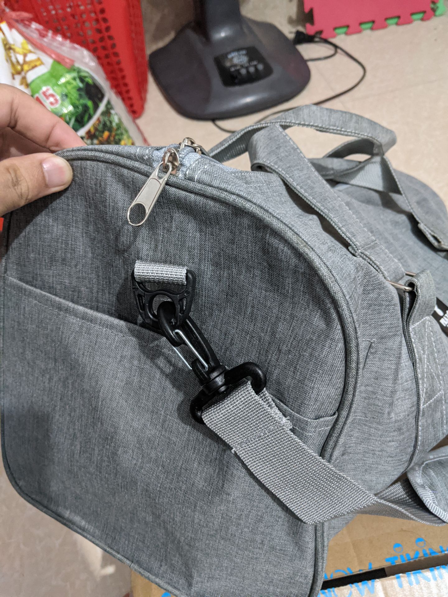 - Ảnh demo là móc khóa sắt nhưng nhận được là khóa nhựa, chưa biết khi mang nhiều đồ có bị gãy không nữa. Chắc phù hợp vs mang ít đồ, đi tập gym...
  - vải có vẻ cứng (ko thích cho lắm, vì trước có dùng 1 loại giống thế này, dùng nhiều vải bên trong sẽ bị gãy và rơi ra từng miếng nhỏ, rất khó chịu.
    - Khóa chắc chắn, màu giống hình.
  - Tiki giao hàng đúng ngày, dù có thể cho vào hộp bé nhưng vẫn đóng hộp to cho đỡ bị móp méo. Rất ủng hộ.