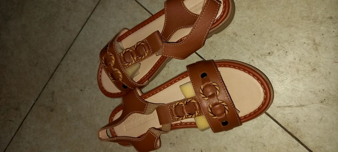 tạm thời hài lòng với sản phẩm dép nữ !