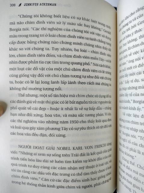 Cuối cùng! Một quyển sách tử tế để hiểu về loài chim! Tuy nhiên, sách không có hình minh hoạ cho mỗi loài chim tác giả nhắc đến nếu không thì quyển sách này sẽ dày và đắt lắm. Các bạn có thể lên google tra hình ảnh của chúng để tăng trải nghiệm đọc về loài vật thú vị, thông minh và sở hữu nhiều biệt tài này!