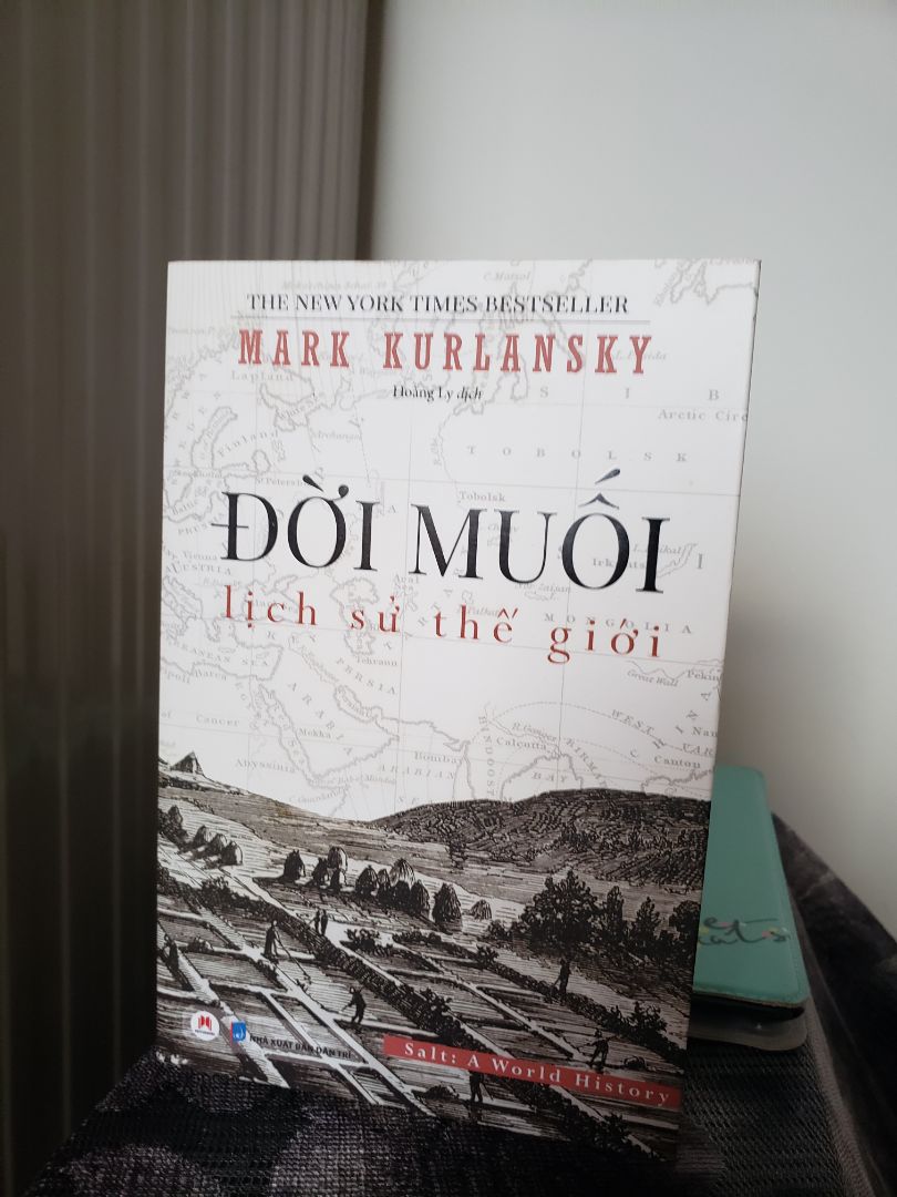 Đã có sách về cà phê, trà và nhiều thực phẩm gia vị khác nên khi quyển sách với nội dung như này ra mắt thì mình không ngần ngại mà sắm sửa em nó về:)))
Tuy chưa đọc hết nhưng thấy nội dung lẫn văn phong tác giả đều rất dễ theo cũng như có sự kết nối rất chắc giữa các phần. 
Rất đáng giới thiệu cho các bạn chuyên đọc dòng sách nonfic.